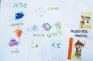 Folha sulfite repleta de palavras e desenhos feitos por criança. É possível ler palavras como "uva", "maçã" e "laranja" e ilustrações dessas frutas.