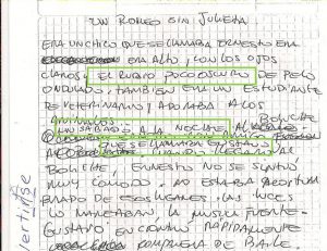 Foto de uma folha com o manuscrito da segunda versão do conto produzida pelo mesmo estudante surdo de 19 anos. O trecho contém rasuras e os termos e expressões errados estão destacados por um contorno verde.