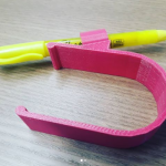 Bracelete impresso em 3D ao lado de caneta marca texto