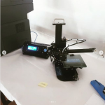 Imagem de impressora 3D posta em mesa