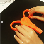 Aparelho reprodutor feminino impresso em 3D sendo tocado por duas mãos