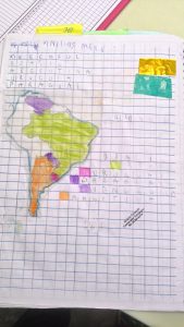 Mapa da América do Sul desenhado em caderno quadriculado. Os países estão pintados com cores diferentes entre si. Fim da descrição.