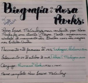 Página de caderno de estudante com os dizeres: "Biografia: Rosa Parks". Fim da descrição.