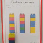 Atividade visual para o estudante: em folha de papel, há a seguinte descrição: "Montando com Lego. Monte a figura com o Lego usando as mesmas cores da figura abaixo". Abaixo há três sequências de legos empilhados. Abaixo da primeira sequência, estudante montou lego real seguindo a ordem das cores. Fim da Descrição.