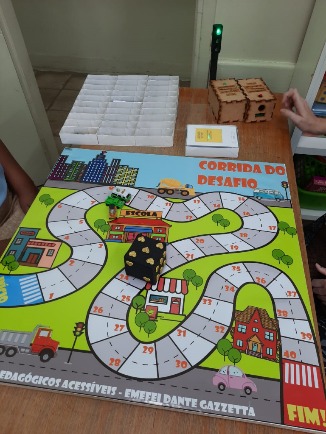 Imagem de jogo "corrida do desafio". Consiste de um jogo de trilha de tabuleiro serpentiado com 40 casas. Fim da descrição.