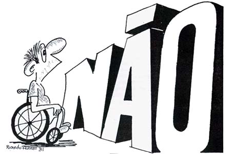 Ilustração em preto e branco de um cadeirante sendo impedido de se locomover por letras gigantes que compõe a palavra "Não". Fim da descrição.
