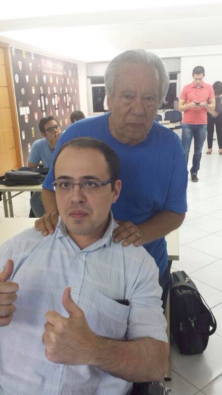 Em sua época de estudante, William Truppel, em cadeira de rodas, posa para foto com Juarez Soares, jornalista esportivo.