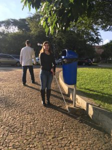 Em campus da Universidade Metodista de São Paulo, em São Bernardo do Campo, estudante com deficiência visual utiliza bengala tátil enquanto caminha. Fim da descrição.