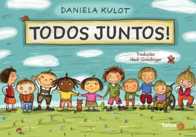 Capa de livro com desenho de crianças, negras, brancas e com cadeiras de rodas destacando a diversidade. Na parte superior, nome da autora “Daniela Kulot” e título do livro “Todos Juntos!”. Fim da descrição.