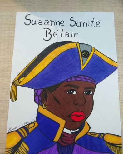 Foto da ilustração de Suzanne Sanité Bélair feita por uma estudante. Na ilustração, Suzanne, uma mulher negra, veste um uniforme militar na cor azul com detalhes dourados. Fim da descrição.