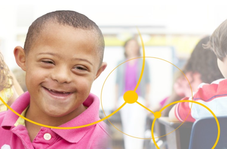 Em uma fotomontagem com três círculos amarelos, há um menino sorrindo e ao fundo uma sala de aula com estudantes nas carteiras olhando para educadora. Fim da descrição.