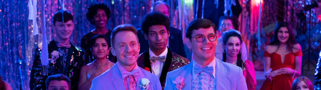 Cena da série Special mostra um grupo diverso de pessoas sorridentes em um baile de formatura ou festa festiva, iluminado por luzes roxas e azuis. A produção é uma das 13 séries com pessoas com deficiência indicadas por especialistas no texto."