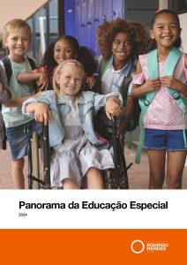 Capa do material “Panorama da Educação Especial 2024”. A imagem mostra um grupo de cinco crianças sorrindo em frente a armários escolares; uma delas está em cadeira de rodas, posicionada ao centro, e as outras estão ao lado, algumas com mochilas. Na parte inferior, há uma faixa branca com o título do documento e, abaixo, uma faixa laranja com o logo do Instituto Rodrigo Mendes.