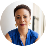 Retrato de plano médio de uma mulher negra jovem, com o rosto centralizado em uma moldura circular sobre fundo preto. Ela possui cabelos curtos em estilo crespo natural, sobrancelhas bem delineadas e usa um batom de cor vinho escuro. Ela veste uma blusa azul vibrante sem mangas e acessórios dourados elegantes: brincos em formato de leque e uma corrente fina no pescoço.