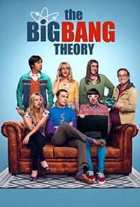 Pôster da série "The Big Bang Theory". Os sete personagens principais estão posados ao redor de um sofá de couro marrom sobre um tapete estampado e fundo azul-claro. No sofá estão sentados, da esquerda para a direita, uma mulher loira de vestido, um homem de camiseta azul com o número 5, e outro homem vestindo xadrez e óculos 3D segurando um notebook. Atrás do sofá, em pé, estão outros quatro personagens sorrindo. No topo, o título da série sob um símbolo atômico estilizado.