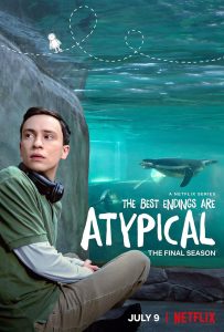 Pôster da temporada final da série "Atypical". Um jovem de camiseta verde e fones de ouvido no pescoço está sentado no chão, encostado em um vidro de aquário, olhando para trás de forma pensativa. Do outro lado do vidro, dentro da água azul, um pinguim nada suavemente.