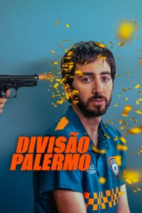 Pôster da série "Divisão Palermo". Um homem jovem de cabelo curto escuro e barba olha para a frente com expressão séria sobre um fundo azul-claro. Ele veste uma camisa polo azul com detalhes em laranja e o brasão da equipe. À esquerda, uma mão segura uma arma apontada para a cabeça do homem, mas do cano saem confetes dourados brilhantes em vez de uma bala, espalhando-se ao redor. Na parte inferior central, lê-se o título "DIVISÃO PALERMO" em letras maiúsculas laranjas.