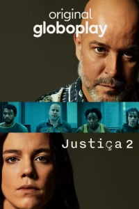 Pôster da série "Justiça 2", da Globoplay. O cartaz é dividido verticalmente em três seções: no topo, um retrato em close-up de um homem calvo de barba grisalha olhando seriamente para a frente; no meio, uma faixa azulada mostrando quatro pessoas alinhadas como em uma delegacia; e na base, o rosto em close-up de uma jovem mulher de cabelos escuros e olhar firme. O título "Justiça 2" e o logotipo "original globoplay" aparecem em texto branco.
