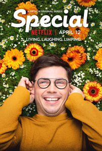 Pôster da série original Netflix "Special". Um homem de óculos e suéter amarelo está deitado de costas em um gramado repleto de flores amarelas e brancas. Ele segura as mãos perto das orelhas e sorri abertamente olhando para cima. Na parte superior, lê-se "Special" em letras brancas grandes, seguido do logotipo da Netflix .